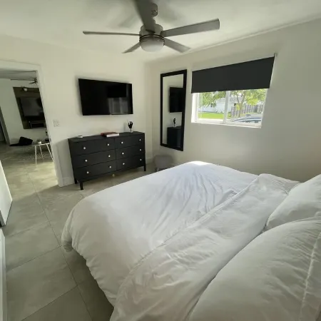 Modern lakeside pool home near hardrock and fll airport