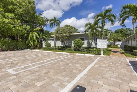 Downtown Pool Home| Mins to Beach | Cabana service