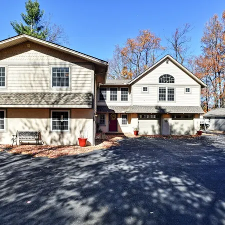 Private 200 feet of lakefront, giant backyard, firepit, canoe, kayaks & more!