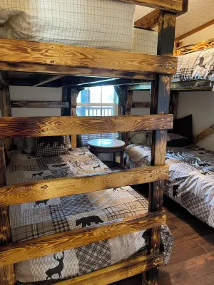 The Bears Den is a quiet cabin 30 miles from Gatlinburg and Pigeon Forge, TN.