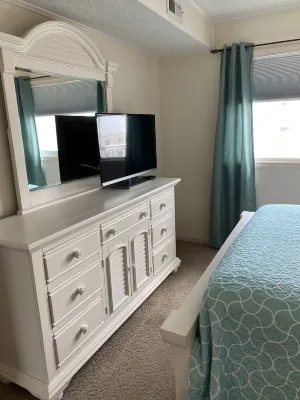 Cozy Coastal Ocean Block Condo, Mid town with a pool!! Hotel in zona Jolly Roger Amusement Park