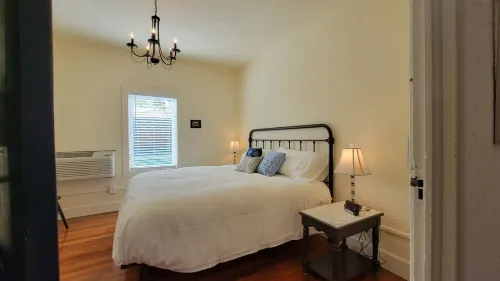 One Block Walk to Old Town - Historical Bungalow - homestay