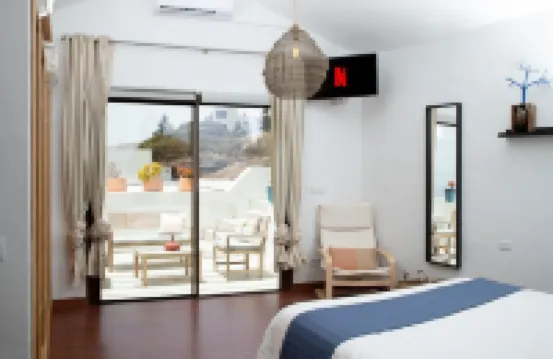 Villa with private Jacuzzi, pool and amazing sea views in a quiet area