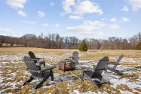 Luxury Cabin w/Heated Pool, 22Min to 7 Springs, HotTub, Sauna, Game Room & Views