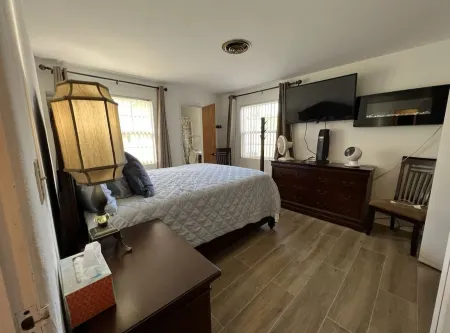 Relaxing Ormond Beach House and Indoor Fireplace 5 minutes to the beach!