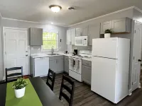 Cozy Apt. Near Downtown (2BR, 1BA, 3 beds) Hotels in Dunean