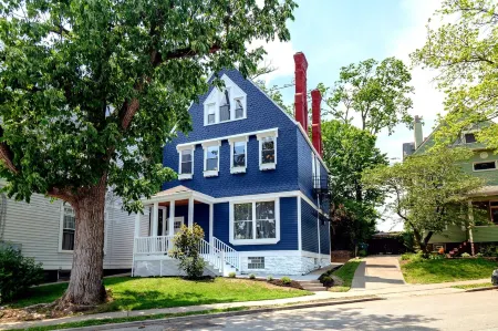 (Sleeps 22) Renovated House 5 Minutes to Downtown Отели рядом с достопримечательностью «Цинциннати Зу & Ботаникал Гарден»