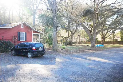Cottage in the Oaks  is a  restored Historical Cottage from the late 1800’s Hotels near Middleton Place Equestrian Center