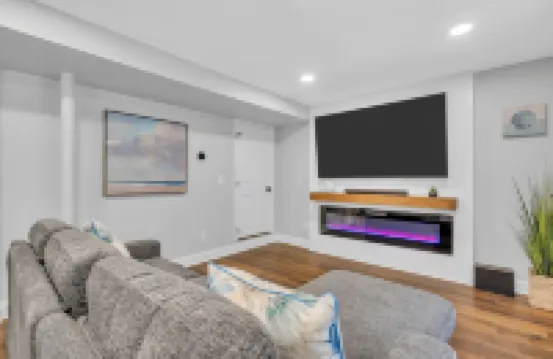 Hot Tub. Arcade Room. King Bed+ 2 Full Size Beds w/ linens+towels provided.