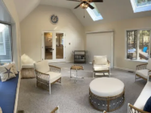 Relaxing family New Seabury home on cul-de-sac steps from Pond & Golf Course Hotels in Mashpee