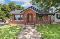 Tudor on Austin Ave - HOT TUB - 5 mins to Silos & McLane Stadium