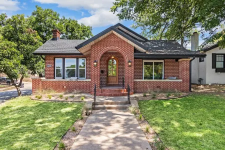 Tudor on Austin Ave - HOT TUB - 5 mins to Silos & McLane Stadium