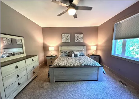 Wow! Book 2 Nights / 1 Free! Nov-April Sleeps 14 Near Dwntwn. 5 Bed/3Bath Clean!