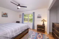 Charming Mtn Lodge, Fire Pit, Mtn View, WiFi, Grill, Treehouse, Close to Town!