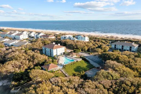 Scenic Caswell Beach! 3 Mins to Beach & Pool. Clean + Conveniently Located