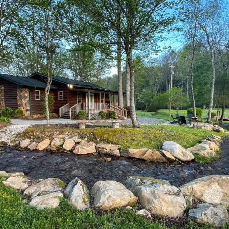 Secluded Creekfront Cabin Mountain Views.• Easy Access for Cars/Cycles•Near TOTD