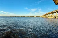 Funky, Fabulous, & Hip MCM Vibe Beach House~Walk to Beach~1 King Bed~2 Queen Bed