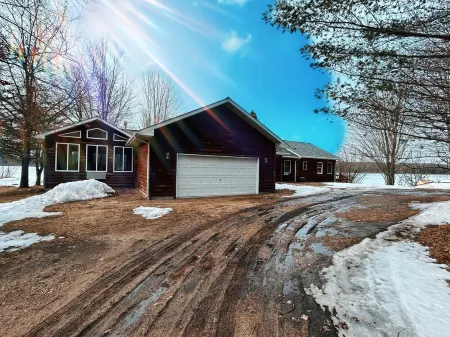 Stunning Lakehouse with hot tub & tree house