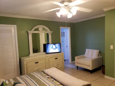 ParadisePlace  (4bdm/3 brm W/Hot Tub & Jacuzzi Hotels near Seminole Okalee Indian Village and Museum