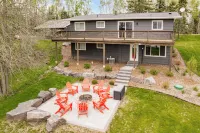 Lakeside Retreat Offering Serene Views, Water Adventures, and Lasting Memories! - シャレー