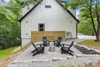 BRAND NEW, 3 STORY LUXURY LAKEHOUSE ON BEAVER LAKE, WITH HOT TUB & FIRE-PIT!