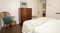 Comfy family or multi couple retreat. Near Friendly Center, Tanger, Downtown!