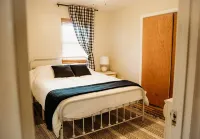 Minutes from Mt trails & River - 3 Bedroom House - Sleeps 7