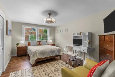 Reserve 2025! Beach House in Narragansett Pier W/ POOL, short walk to the beach! Hotel in zona University of Rhode Island Bay Campus