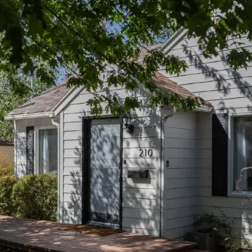 The McKenzie BnB - Charming & Cozy - 1 Block from Downtown Pullman!