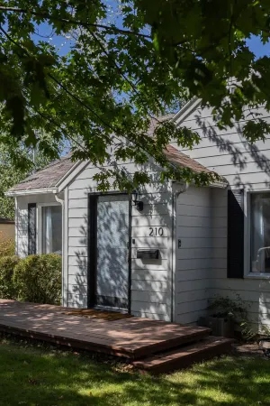 The McKenzie BnB - Charming & Cozy - 1 Block from Downtown Pullman! Отели рядом с достопримечательностью «Palouse Discovery Science Center»