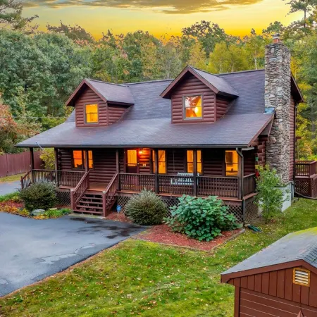 Our pondside cabin - a charming retreat with modern amenities near Wachusett Mtn