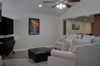 Cozy 4-bedroom house in wonderful San Antonio with WiFi, AC, and pet friendly. Hotels in Leon Valley