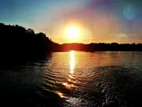 Serene Sunset View Lakehouse Near Cascade Mountain