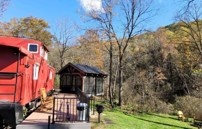 Romantic Get-a-Way!! 1954 Rail Road Caboose!! Relaxing Hot Tub!