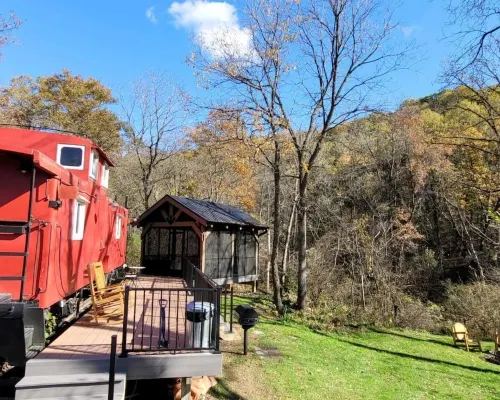 Romantic Get-a-Way!! 1954 Rail Road Caboose!! Relaxing Hot Tub! Hotels in Freeman