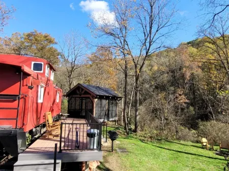 Romantic Get-a-Way!! 1954 Rail Road Caboose!! Relaxing Hot Tub!