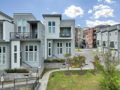 BIG GROUP TRIPS! PRIME LOCATION 2MILES TO BROADWAY!!! UP TO 5 HOMES TOGETHER! Hotel a 