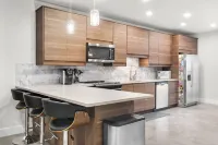 Work remotely. Blazing fast WiFi, stocked kitchen, laundry. Great location.