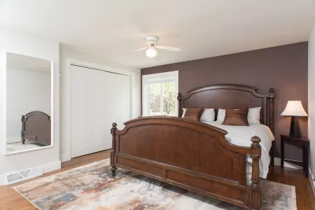 Modern And Spacious Berkshires Retreat 5 bdrm 3 bath Отели рядом с достопримечательностью «Государственный заповедник Октобер Маунтин»