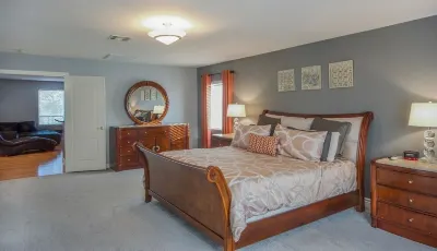 🌴🏊‍♂️🌞⛳Paradise off the strip, 4BR+Big Loft+Fun Backyard Hotels near Vons