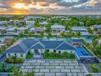 Paradise Oceanside Estate- 6 Bedrooms & 9 BR + Office + Theater Room – SLEEPS 14 - 방갈로