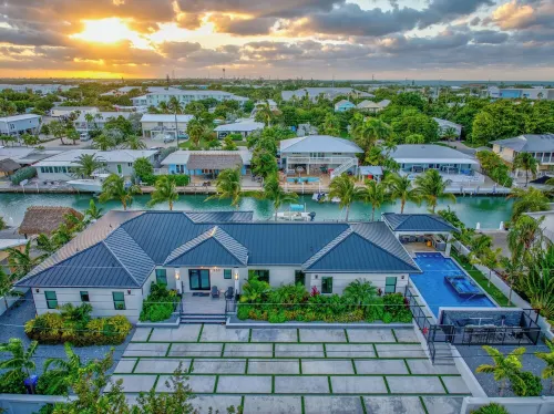 Paradise Oceanside Estate- 6 Bedrooms & 9 BR + Office + Theater Room – SLEEPS 14 Hotels in Marathon