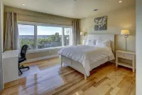 Luxury retreat, magnificent sunset views โรงแรมใกล้ทะเลสาบทราวิส