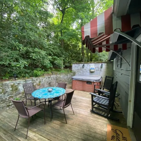 quaint cottage w/hotub & firepit-2 min -downtown Blowing Rock-pet friendly