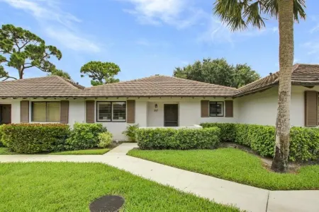 beautiful newly renovated golf front cottage, located inside the PGA National<br><br>