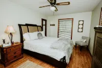 Riverfront cabin on Chauga River "Boarhogs  Place"