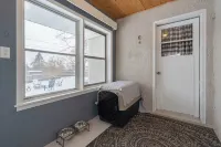 Walk to Downtown Prescott Shops, Dining and Riverfront at Cardinal Cottage