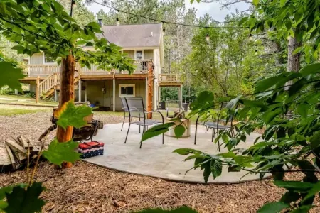 Cozy Chalet in the Heart of Northern Michigan Отели в г. Уайтуотер Тауншип