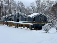Beech Mountain Hideaway w/ large backyard - 2 min from slopes
