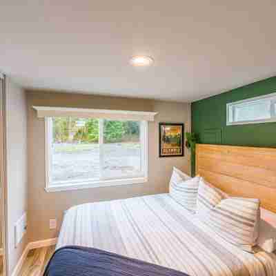 Rainforest Tiny Home Retreat: Rustic Modern Rooms